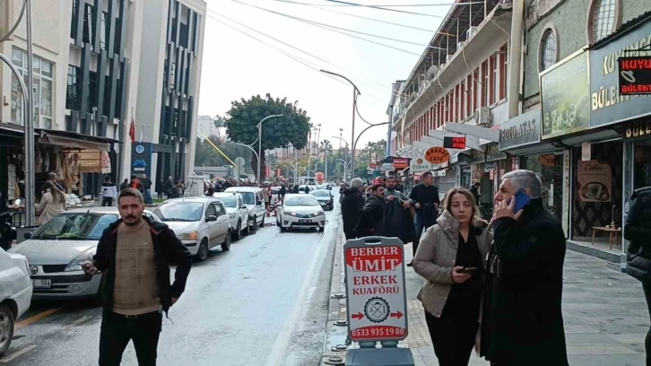 Artçı deprem Mersinlileri sokağa döktü
