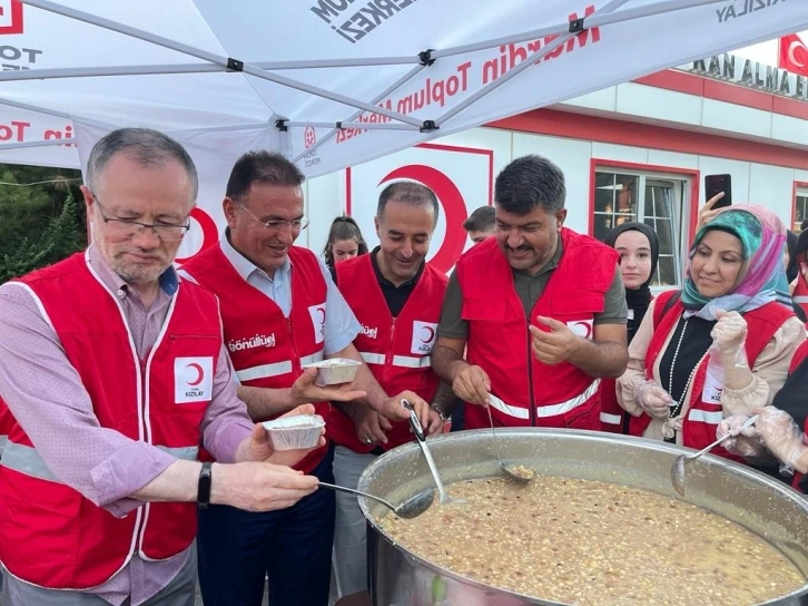 Artuklu Kızılay’ın aşure etkinliğine vatandaşlardan yoğun ilgi
