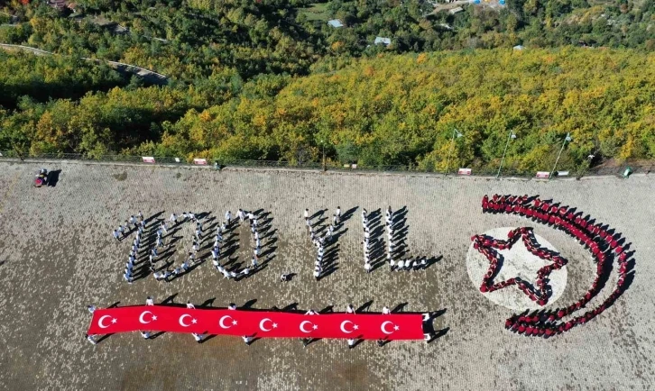 Artvin Atatepe’de öğrencilerden 100. yıl logosu
