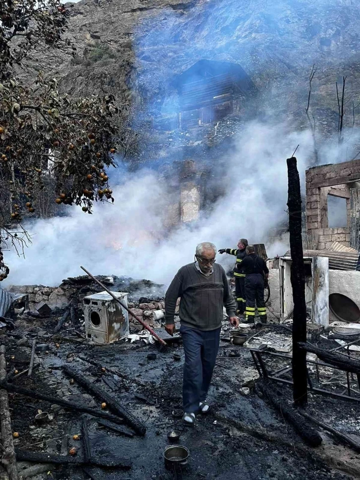 Artvin’de gece çıkan yangında 3 ev kullanılamaz hale geldi
