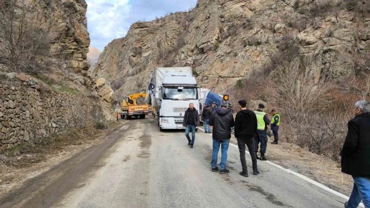 Artvin’de heyelan nedeniyle kapanan kara yolu temizlendi
