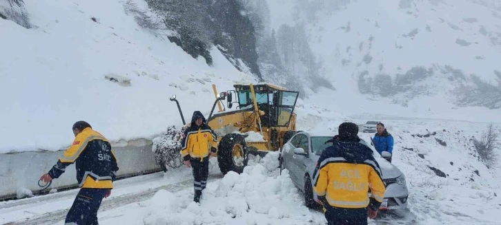 Artvin’de Mayıs ayında yağan kar 6 köyün yolunu kapattı
