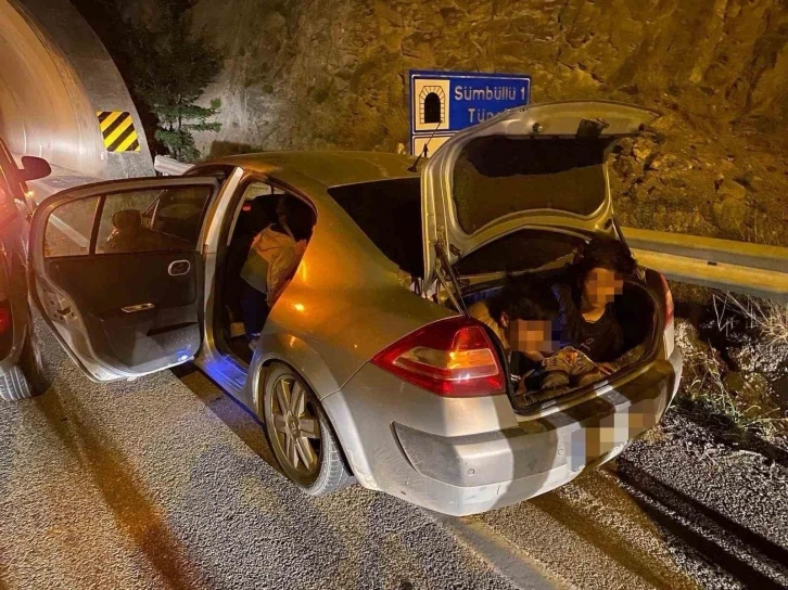 Artvin’de otomobilin bagajından kaçak göçmen çıktı
