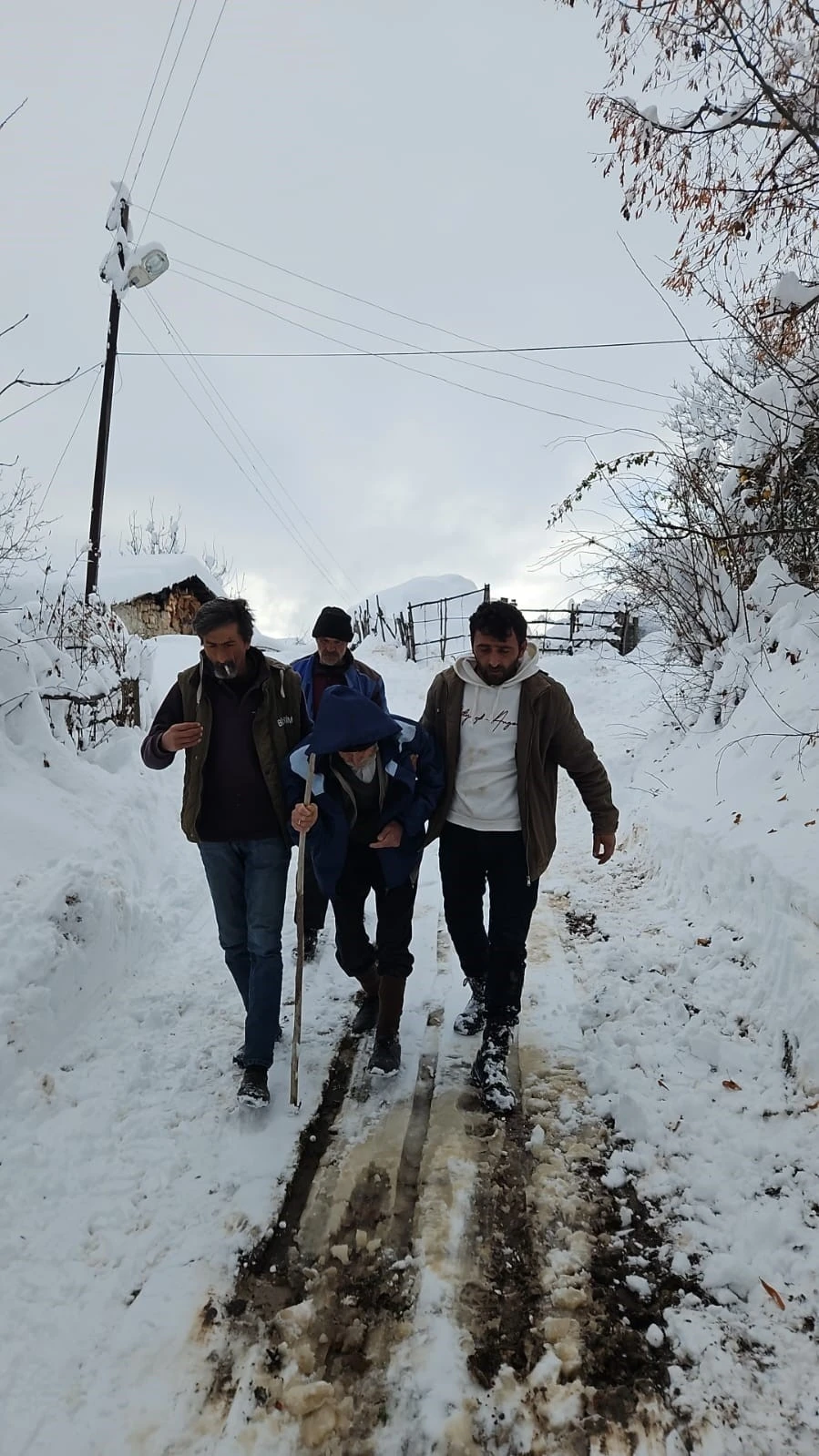 Artvin’de sağlık ekipleri karla kaplı yolları aşarak hastaya ulaştı
