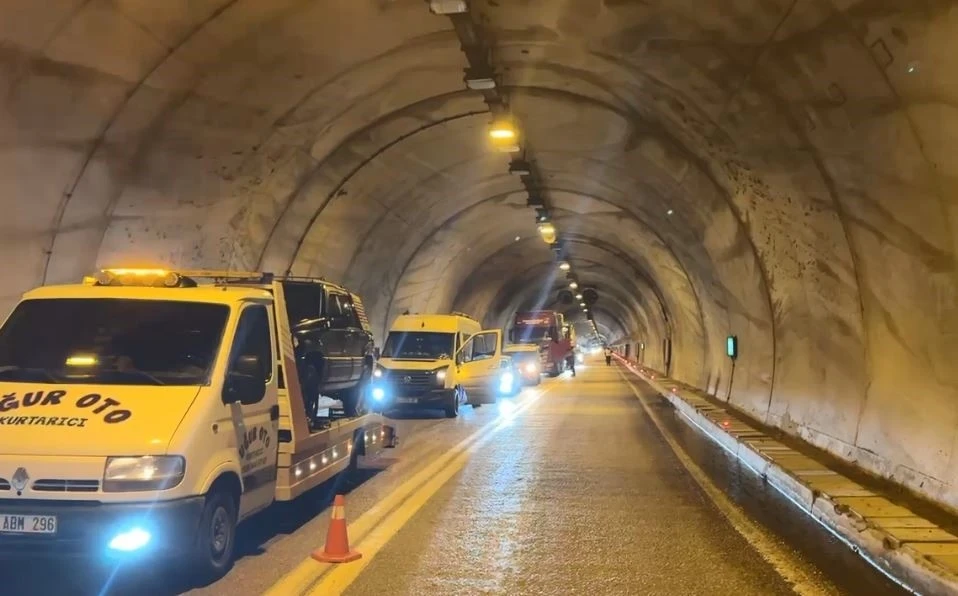 Artvin’de tünel girişinde heyelan: Yol trafiğe kapandı
