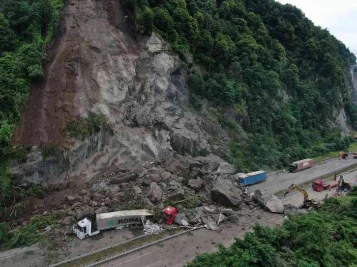 Artvin’deki heyelan bölgesi havadan görüntülendi
