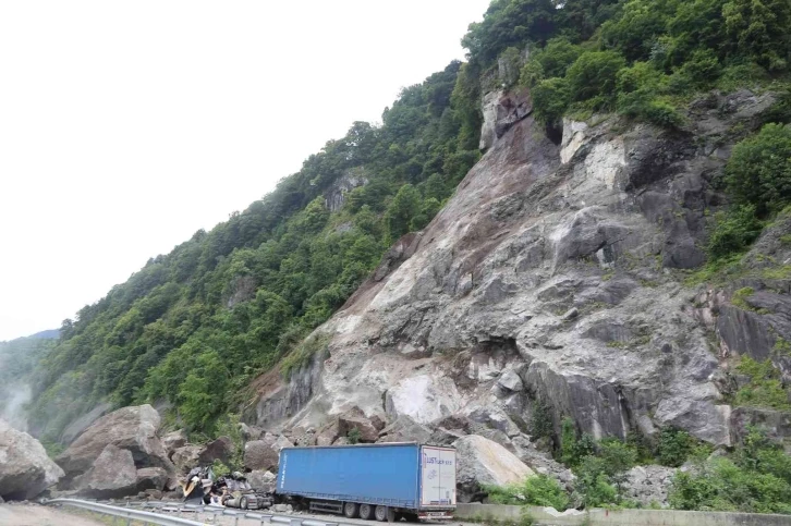 Artvin’deki heyelan sonrası dağcılar incelemede bulundu
