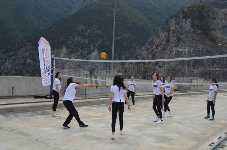 Artvin Deriner Barajı gövdesi üzerinde voleybol oynadılar
