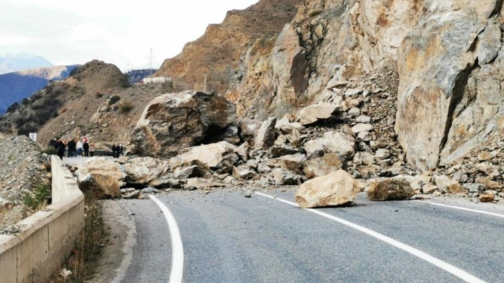 Artvin’de heyelan: Karayolu ulaşıma kapandı