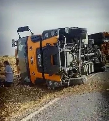 Asfalt yüklü kamyon devrildi: 1 yaralı
