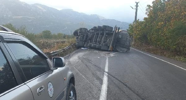 Asfalt yüklü TIR devrildi