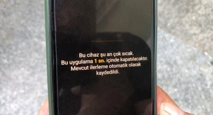 Aşırı sıcaklar cep telefonlarını çalışamaz hale getirdi, vatandaşları bunalttı
