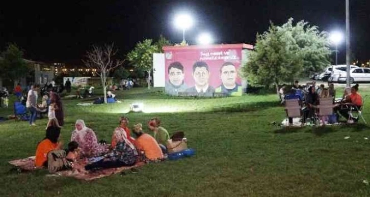 Aşırı sıcaklardan gündüz eve kapanıyorlar, gece parklara akın ediyorlar