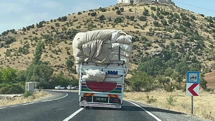 Aşırı yükle trafiği tehlikeye attı
