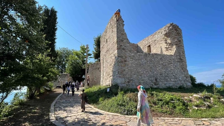 Asırları geride bırakan Ceneviz Kalesi’ne ziyaretçi akını
