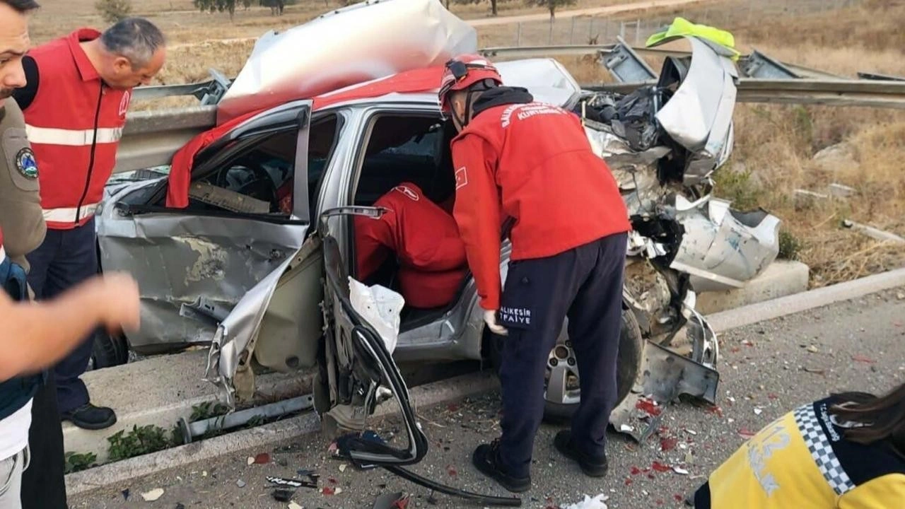 Asker oğullarını birliğine götürürken kaza yaptılar: 1 ölü, 2 yaralı