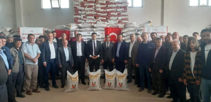 Aslanapa’da çiftçilere 31 bin 800 kilogram nohut tohumu dağıtıldı
