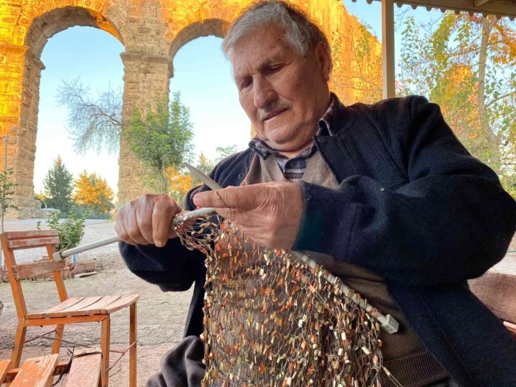 Aspendos Antik Kenti’nin su kemerleri yanında 63 yıldır geçimini meyve suyu satarak sağlıyor
