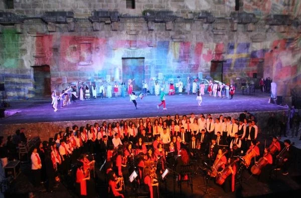 Aspendos'ta 23 Nisan Çocuk Şenliği