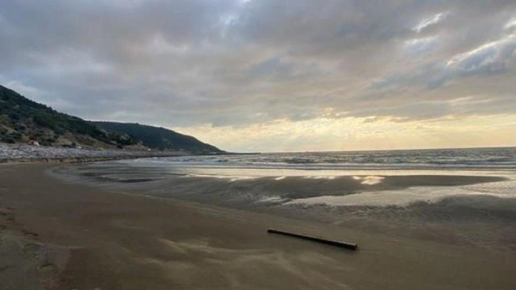 Asrın depreminin derinden etkilediği Hatay'da deniz çekildi