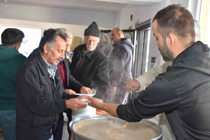 Asrın felaketinde enkazda can aramıştı, sene-i devriyesinde ise kuran okutup yemek dağıttırdı
