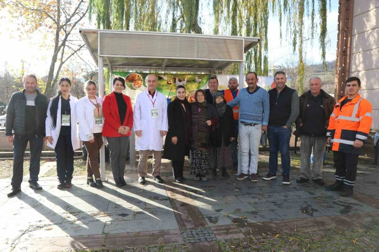 Atakum’dan kümes hayvanlarına aşı uygulaması
