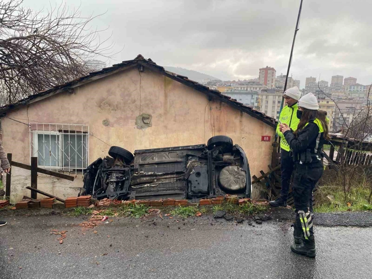 Ataşehir’de cip evin bahçesine uçtu: 1 yaralı
