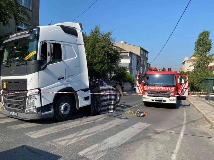 Ataşehir’de feci kaza: Tırın altında 100 metre sürüklenen yaşlı kadın hayatını kaybetti
