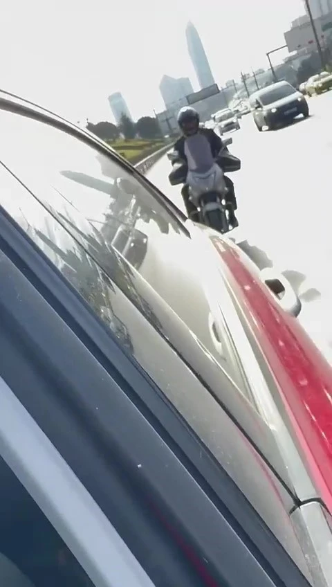 Ataşehir’de kadın sürücünün aracını tekmeleyip küfürler eden motosikletli kamerada

