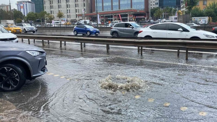 Ataşehir’de sağanak yağış sebebiyle yollar su altında kaldı
