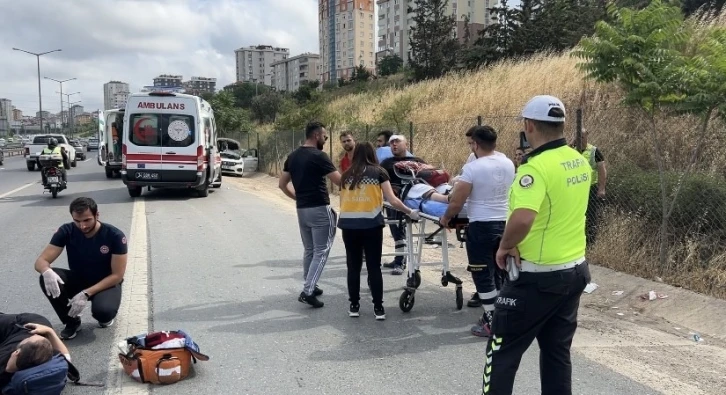 Ataşehir TEM Otoyolunda bozulan aracı itekleyen 2 kişiye araç çarptı: 3 yaralı
