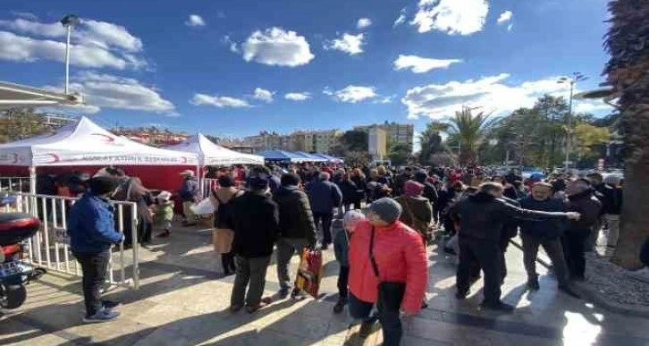 Atatürk Kent Meydanı’ndaki yardım yoğunluğu her geçen gün artıyor