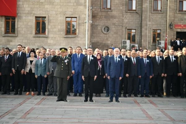 Atatürk, saygı, minnetle ve rahmetle anıldı