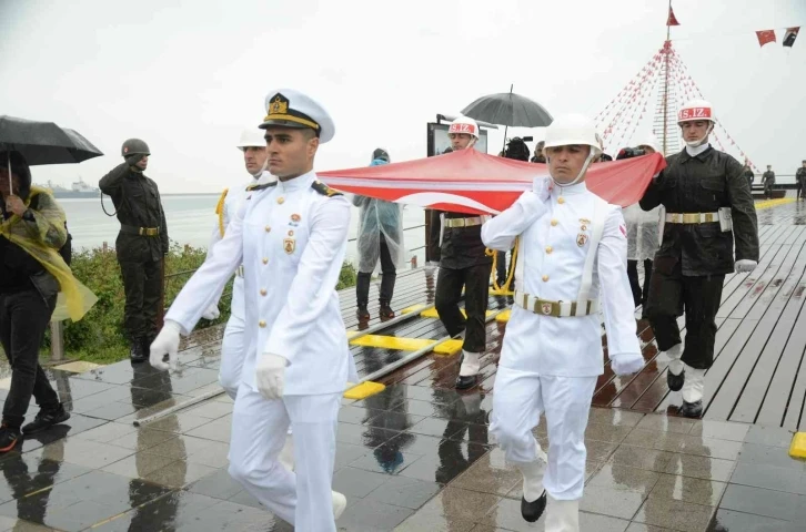 Atatürk’ü temsil den bayrak karaya çıkartıldı
