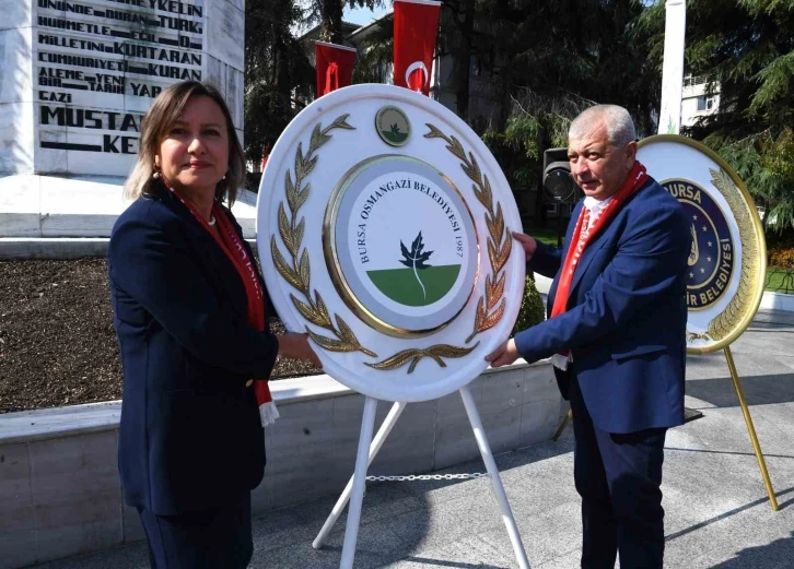 Atatürk’ün Cumhurbaşkanı olarak Bursa’ya gelişinin 100. yılı anısına çelenk sunumu yapıldı
