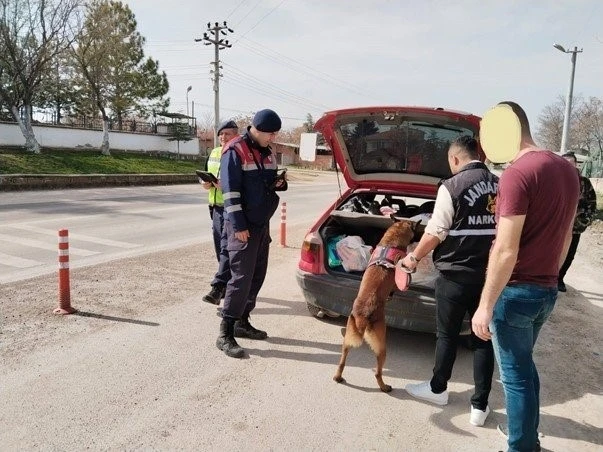 Ateşli silahlar ve bıçaklarla ilgili gerçekleştirilen çalışmada 7 şahıs yakalandı
