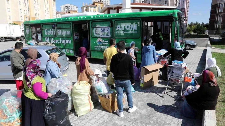 Atığını getiren harçlığını alıp gidiyor
