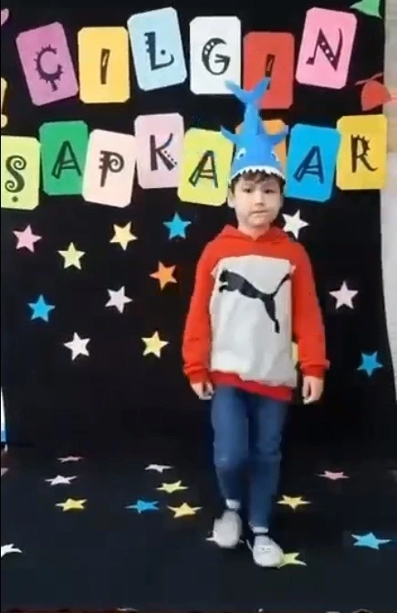 Atık malzemelerden şapka tasarladılar
