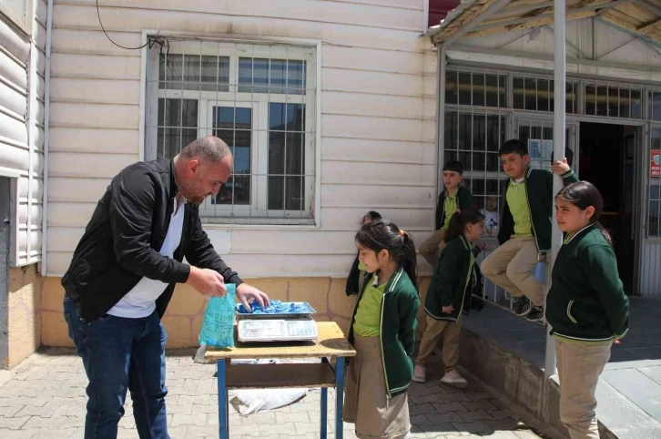 Atık malzemeleri geri dönüşüme kazandırıp hediyeler kazanıyorlar
