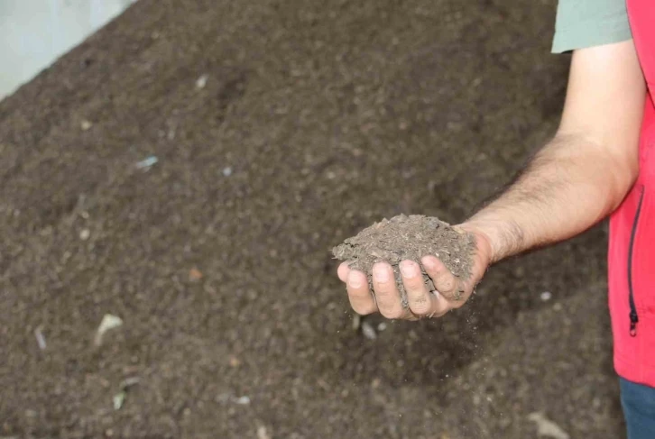 Atıklar, toprak iyileştirici kompost ürüne dönüşüyor
