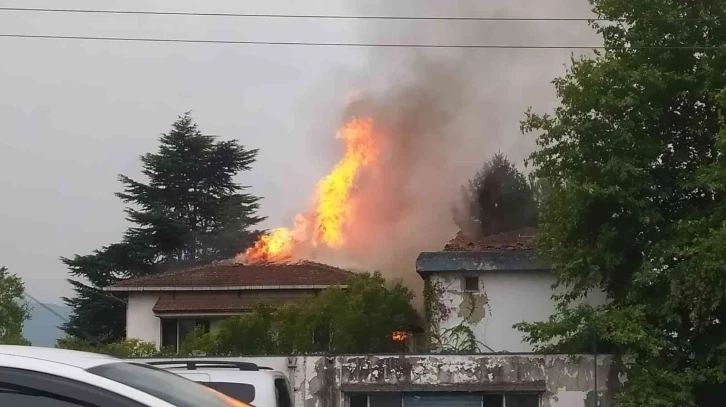 Atıl durumda olan fabrika alev alev yandı
