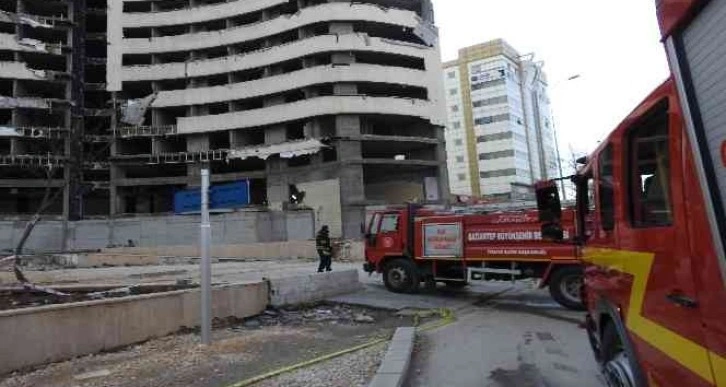 Atıl durumdaki otel binasının otopark kısmı çöktü