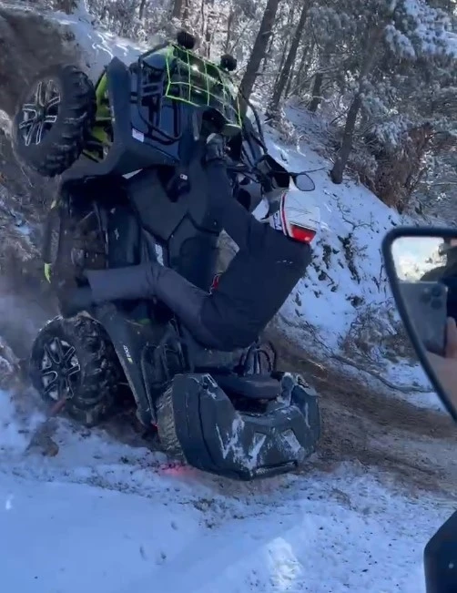 ATV’den düşen arkadaşını kahkahayla izledi
