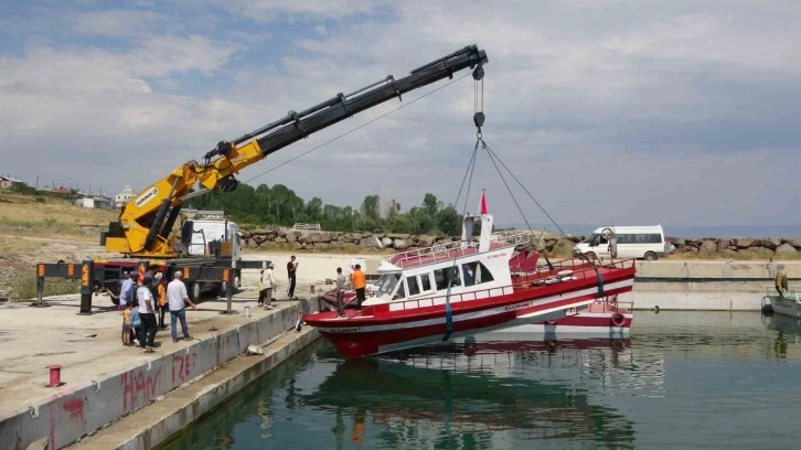 Av sezonu için bakımları yapılan tekneler Van Gölü’ne indirildi
