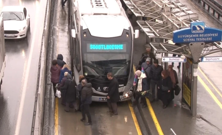 Avcılar’da iki metrobüs çarpıştı: 5 yaralı
