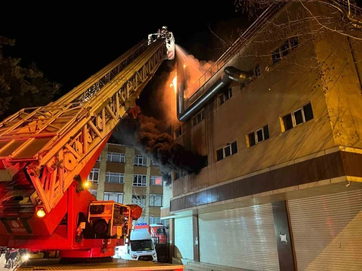 Avcılar’da tekstil imalathanesinde korkutan yangın: 4 katlı bina alev alev yandı
