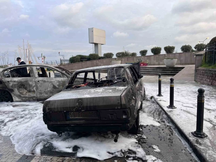 Avcılar’da yanan taksi park halindeki otomobile çarptı: İki araç alev topuna döndü
