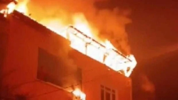 Avcılar’da 3 katlı binanın çatısı alev alev yandı