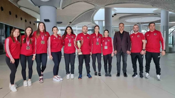 Avrupa ikincisi Kadın Güreş Milli Takımı yurda döndü
