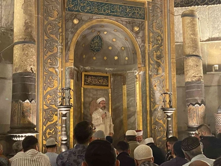 Ayasofya Camii’nde gençler fethin yıldönümünde sabah namazında buluştu
